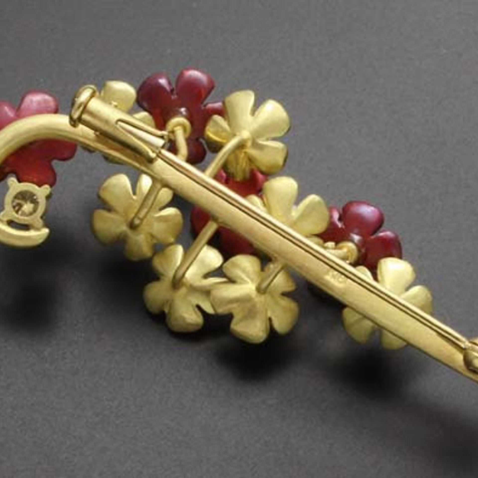 18K gold florets brooch with red copper and diamond