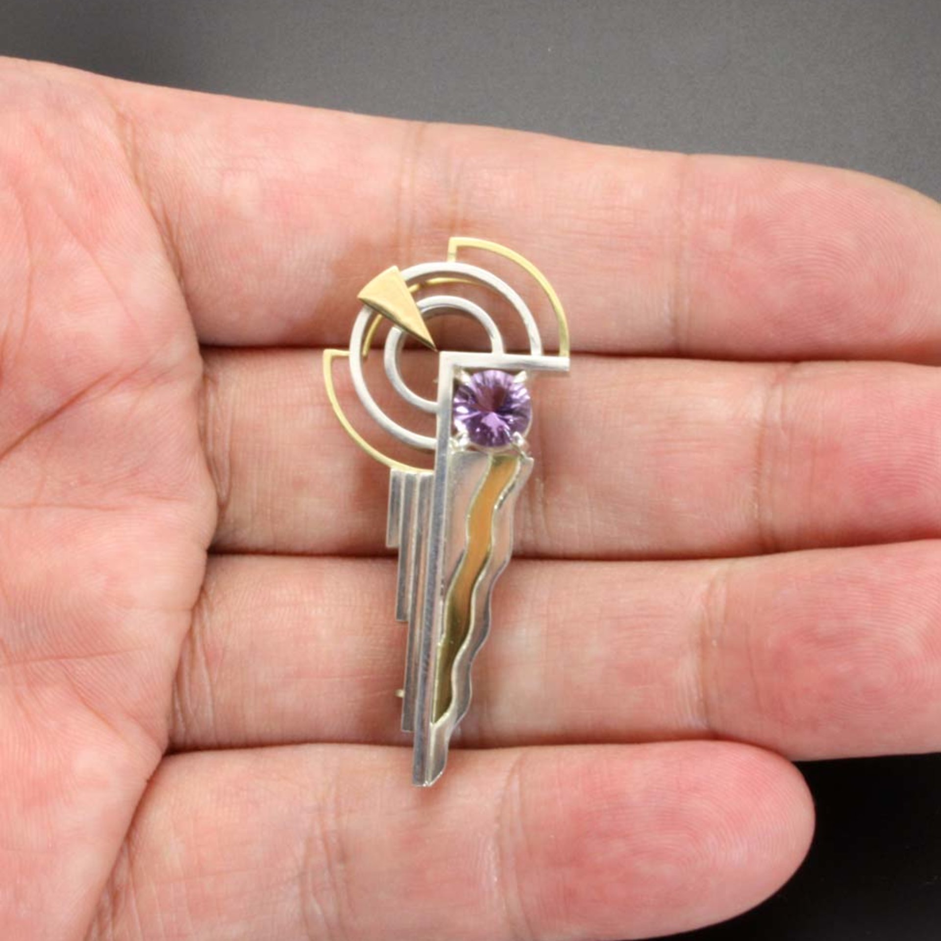 Art Deco style 18K gold and silver combi brooch with a amethyst