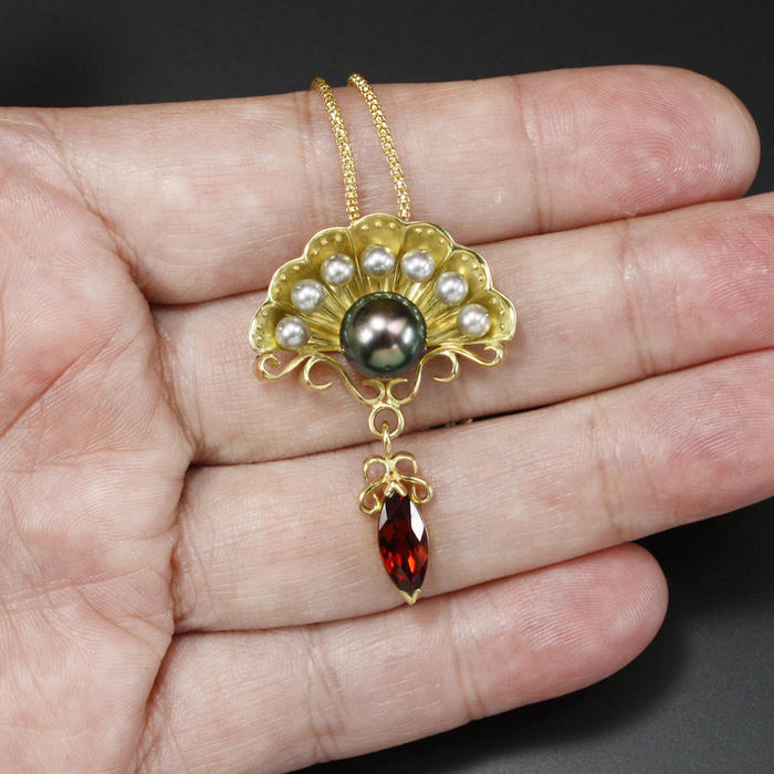 18K gold pendant, black pearl and akoya pendant, scallop motif pendant