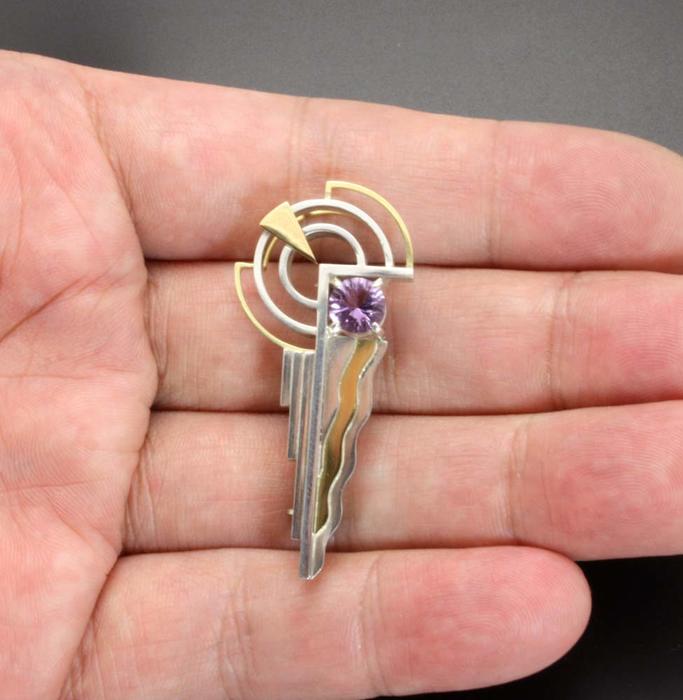 Art Deco style 18K gold and silver combi brooch with a amethyst