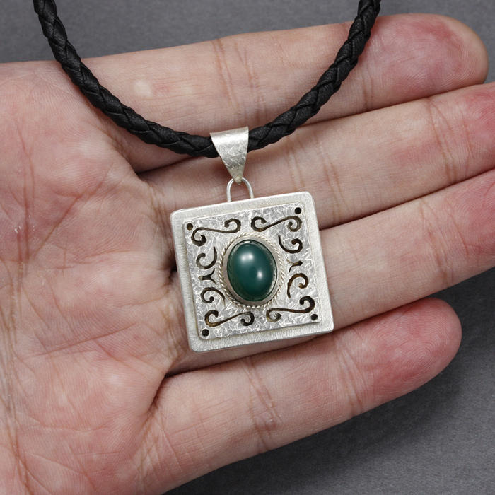 Green chalcedony and arabesque pattern silver pendant