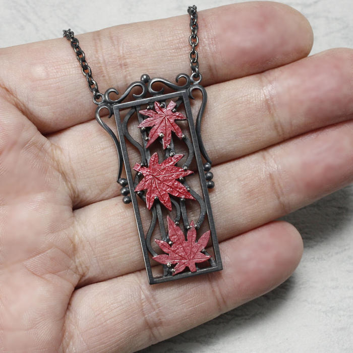 3 red autumn leaf pendant necklace of Hido and oxidized silver