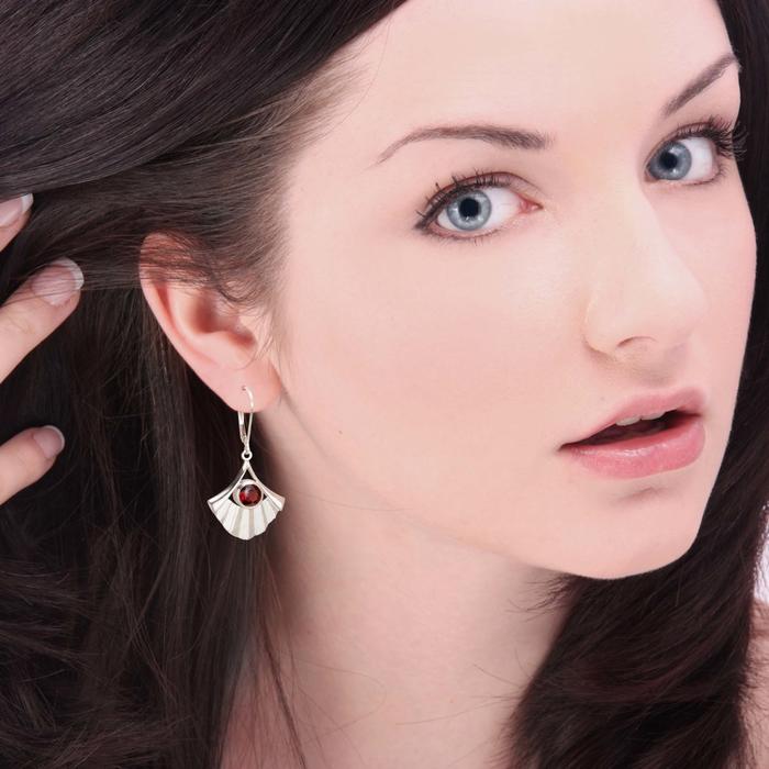 (C) KAZNESQ: Fan motif Garnet Silver Lever Back Earrings