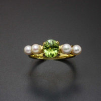 Peridot and pearls 18K gold ring