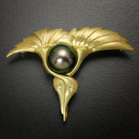18K gold brooch of two crane motif with a black pearl