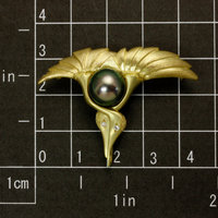 18K gold brooch of two crane motif with a black pearl