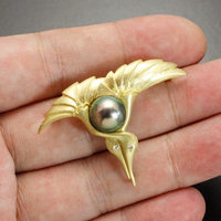 18K gold brooch of two crane motif with a black pearl