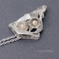 (C) KAZNESQ: Art Nouveau style floral silver kite shape pendant necklace with ak