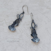 (C) KAZNESQ: Ginkgo earrings of Fine gold foil and oxidized silver