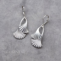 (C) KAZNESQ: Ginkgo motif matte finished silver earrings with filed veins