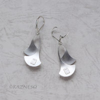 (C) KAZNESQ: Ginkgo motif matte finished silver earrings with filed veins