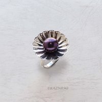 Watch the Light Dance on Your Finger! Freshwater Pearl Silver Ring with Flower Motif