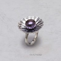Watch the Light Dance on Your Finger! Freshwater Pearl Silver Ring with Flower Motif