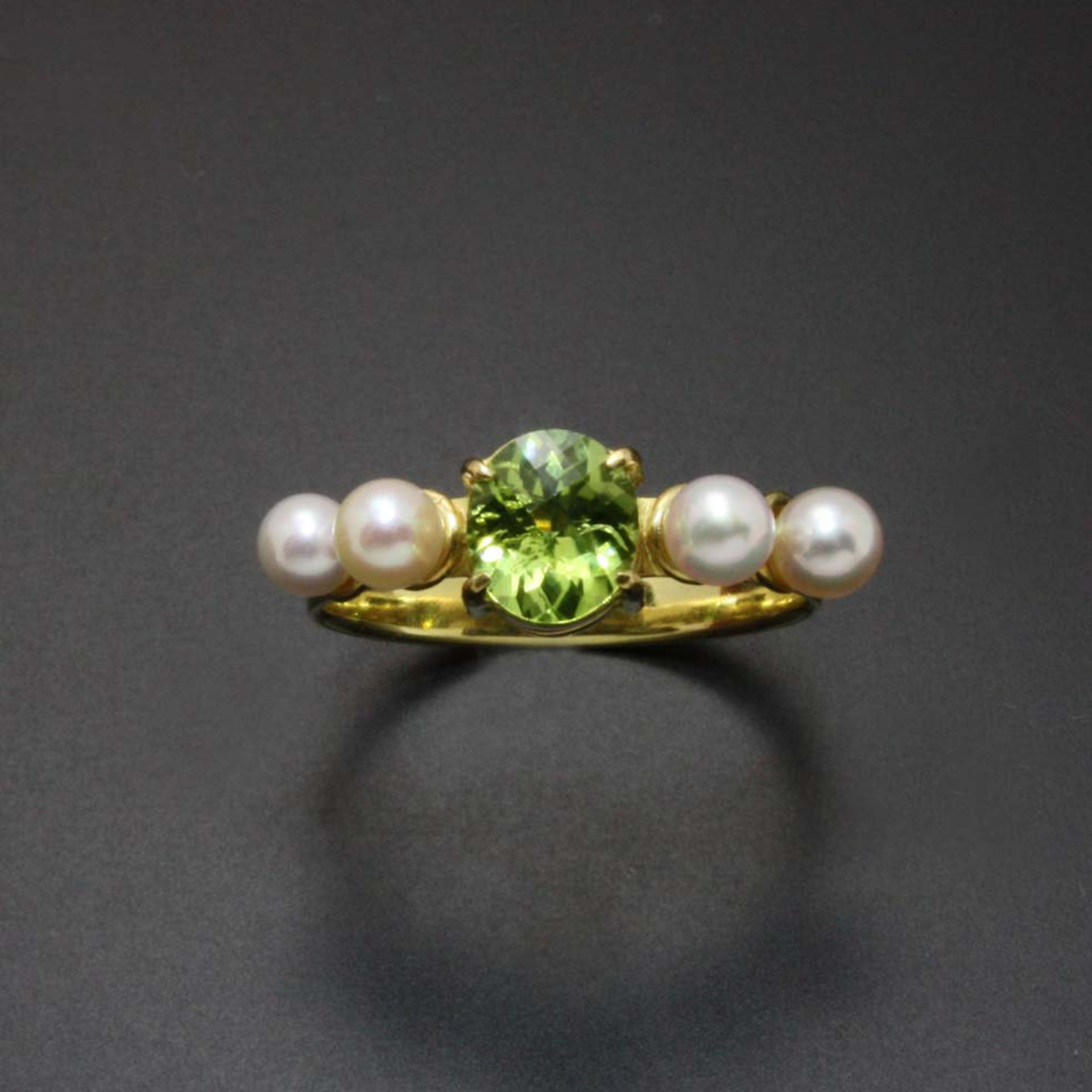 Peridot and pearls 18K gold ring