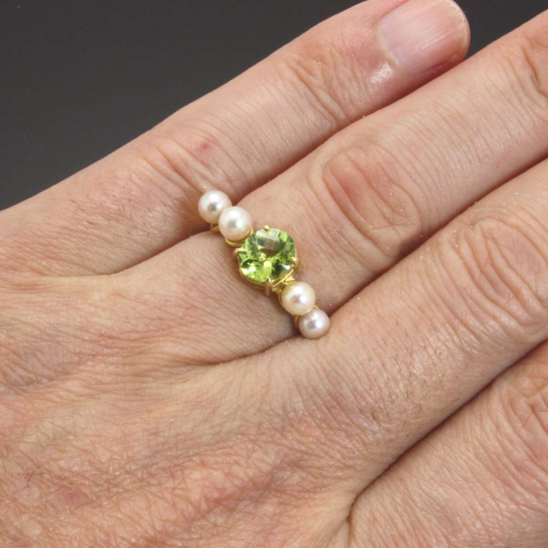 Peridot and pearls 18K gold ring