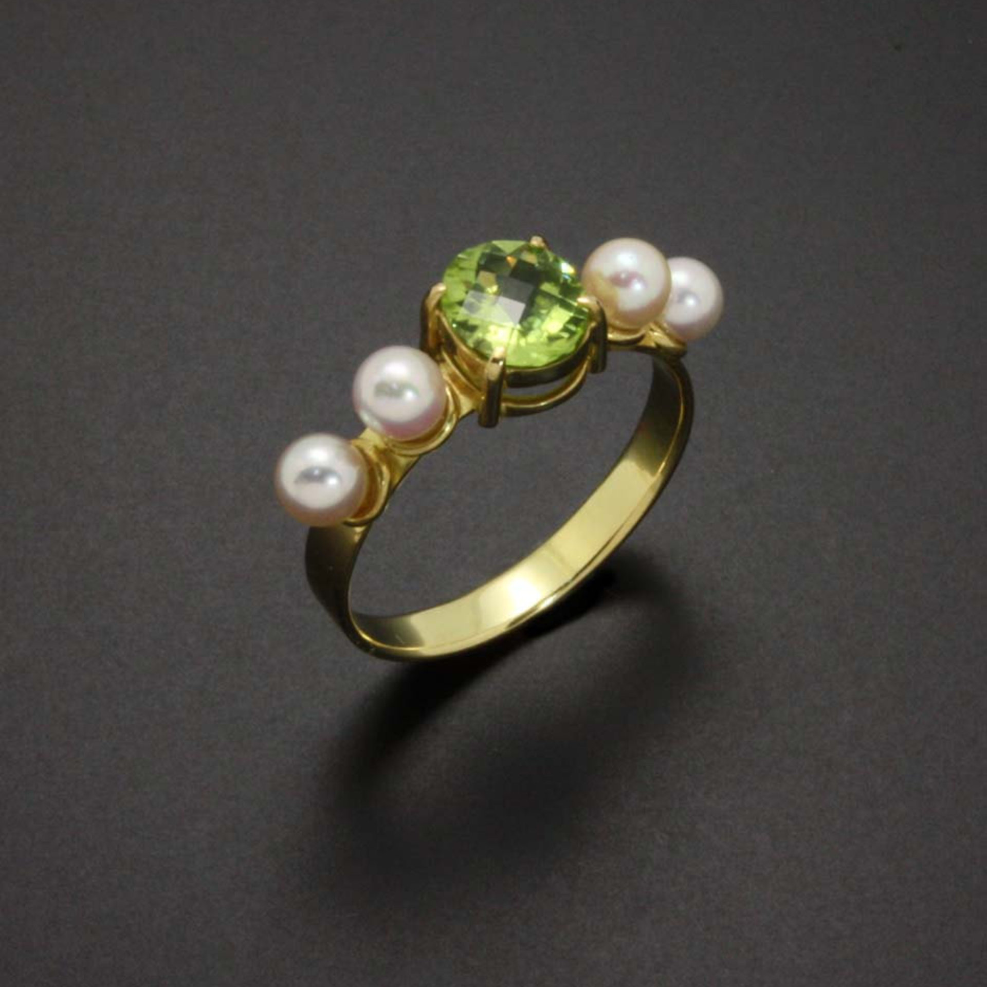 Peridot and pearls 18K gold ring