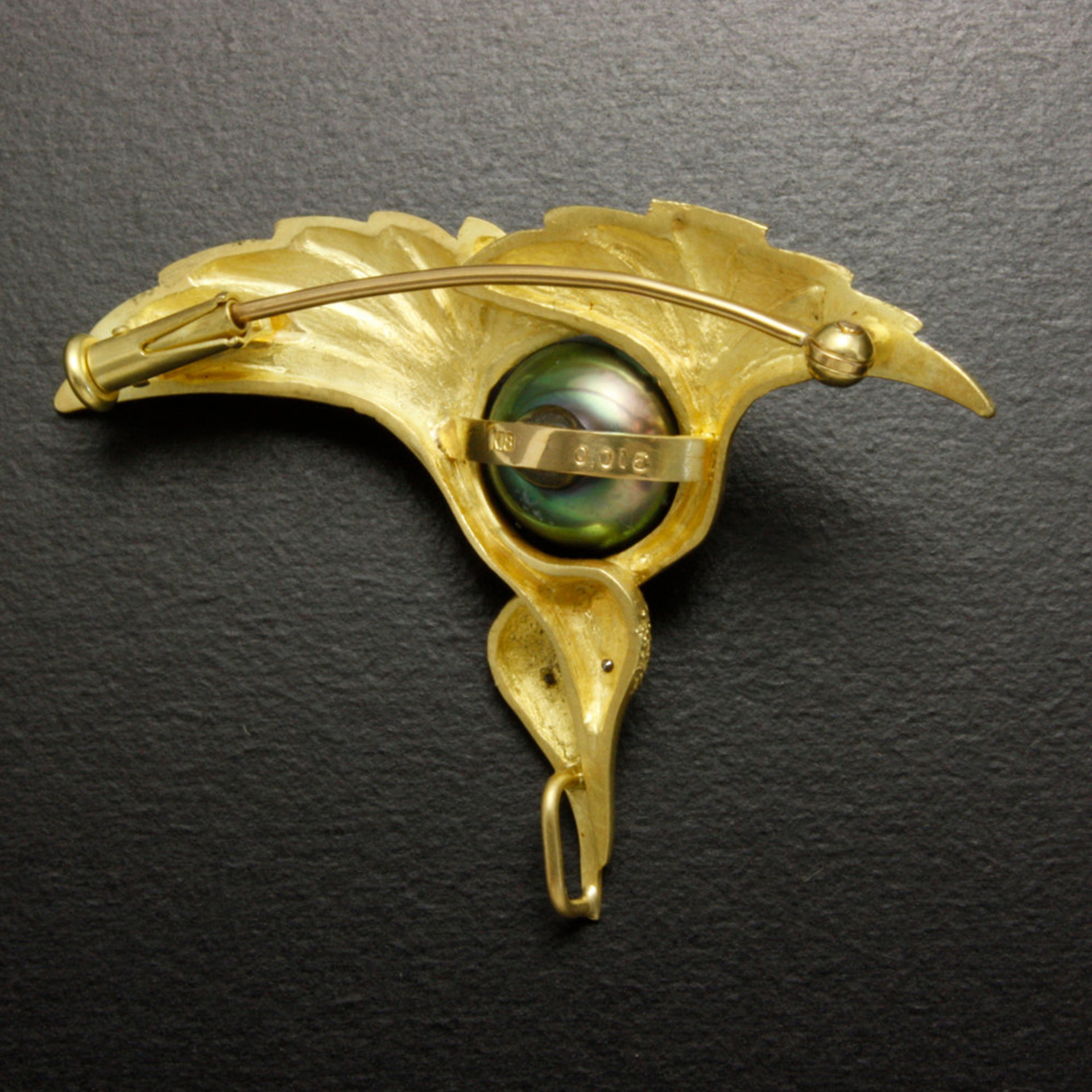 18K gold brooch of two crane motif with a black pearl