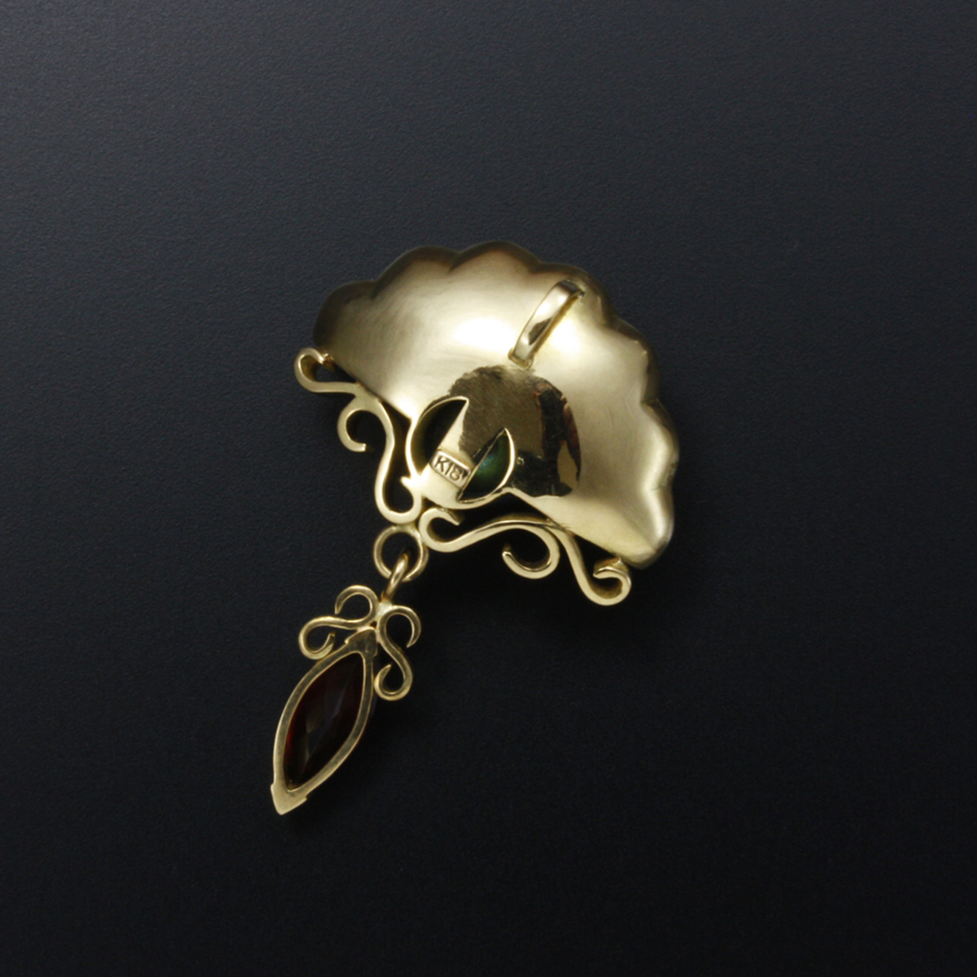 18K gold pendant, black pearl and akoya pendant, scallop motif pendant