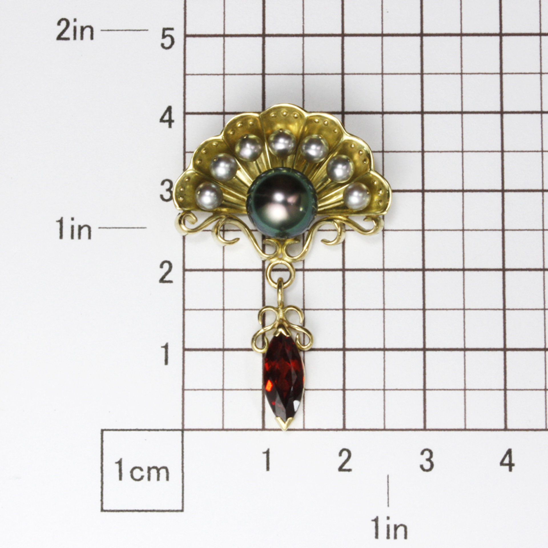18K gold pendant, black pearl and akoya pendant, scallop motif pendant