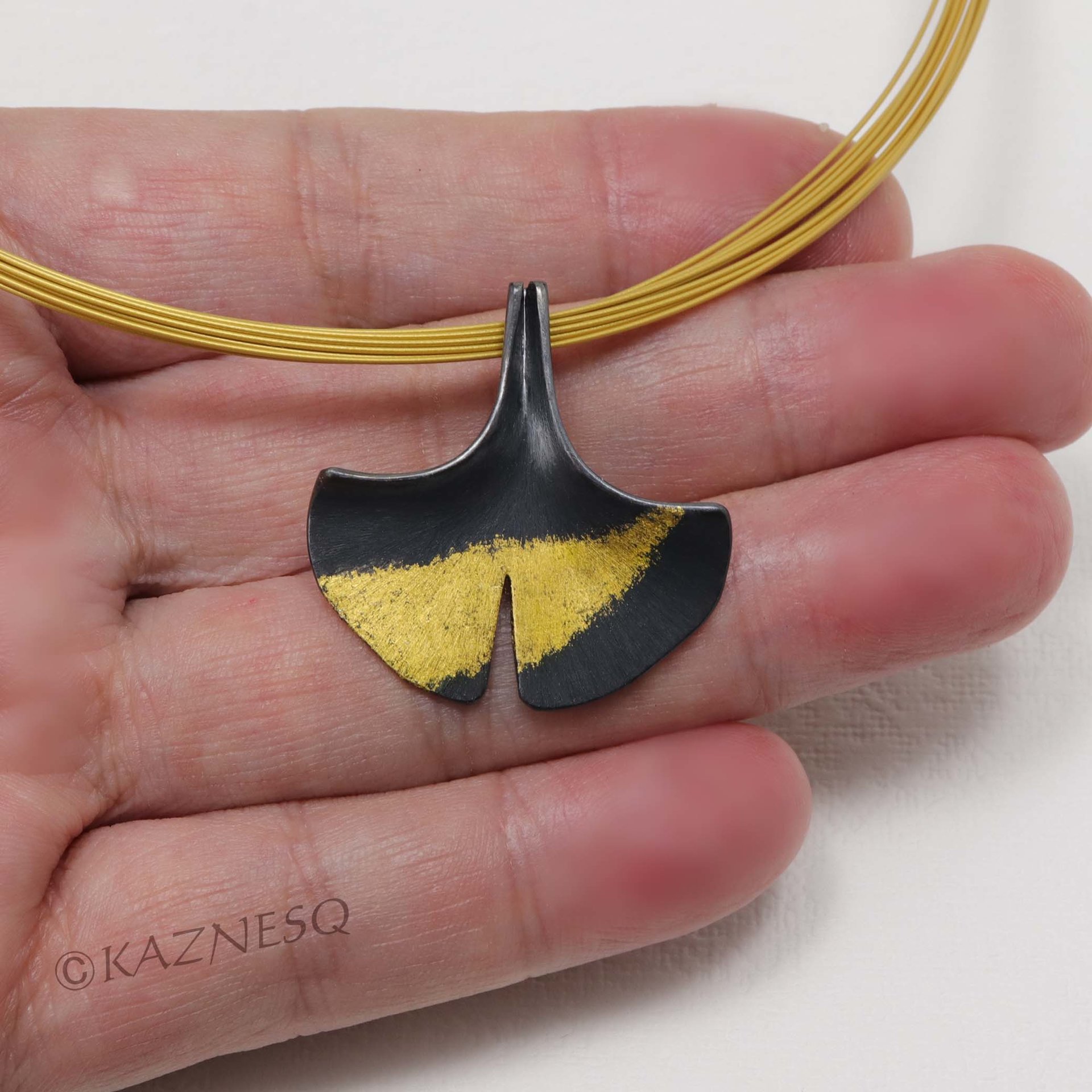 (C) KAZNESQ: Ginkgo leaf silver pendant with fine gold