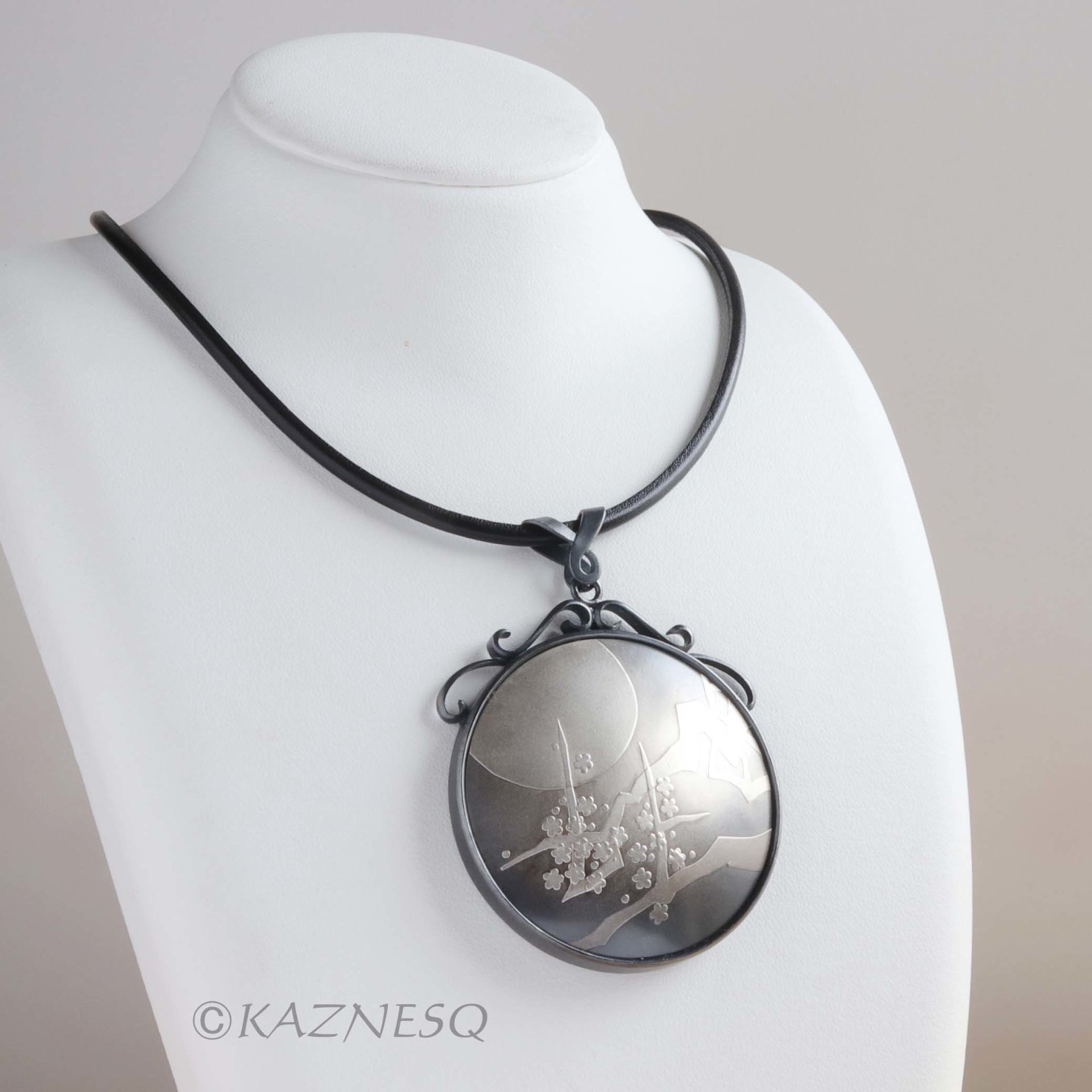 (C) KAZNESQ: The moon and blossoms Keum Boo silver circle pendant necklace