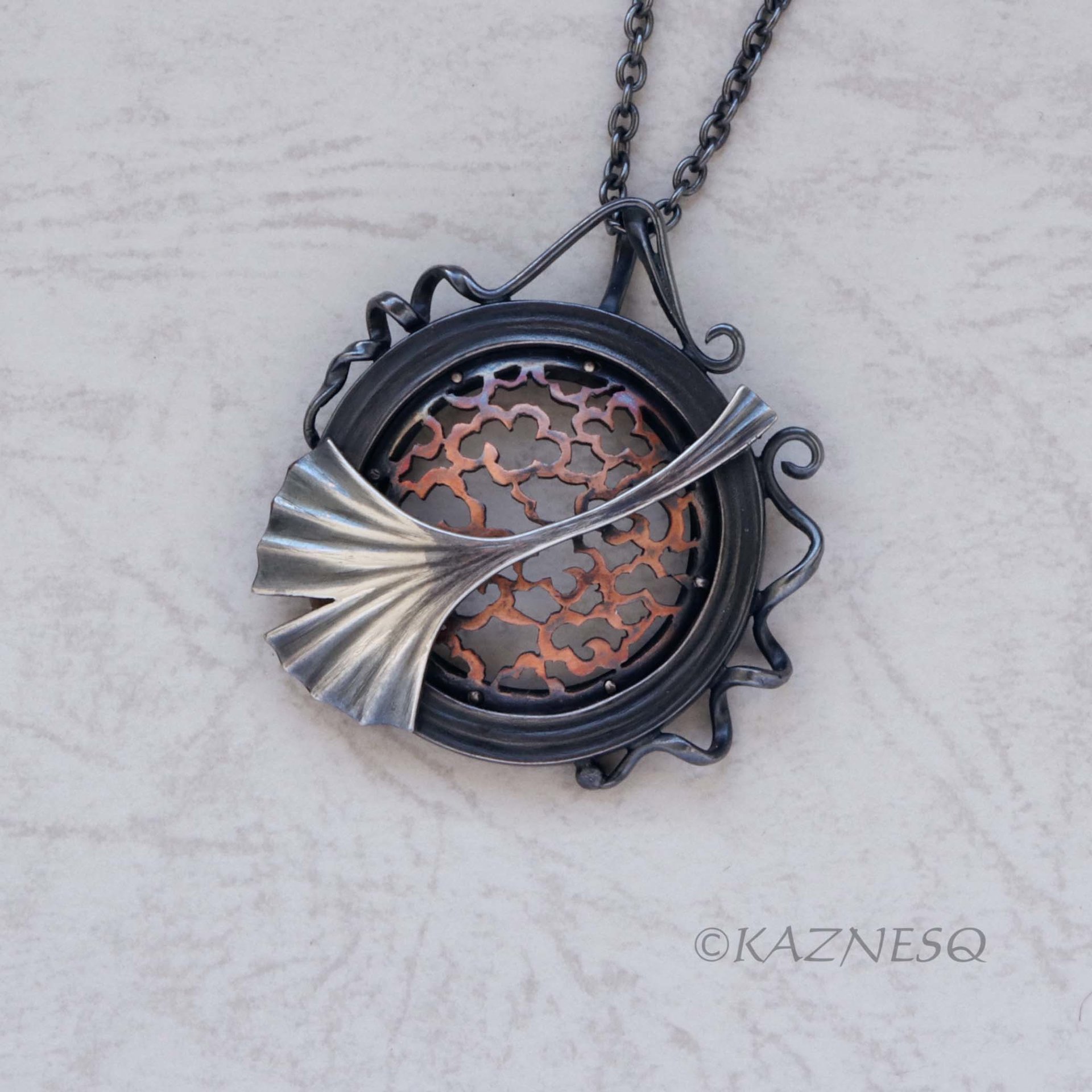 (C) KAZNESQ: Art Deco style Circle Frame and Openwork Ginkgo Pendant Necklace