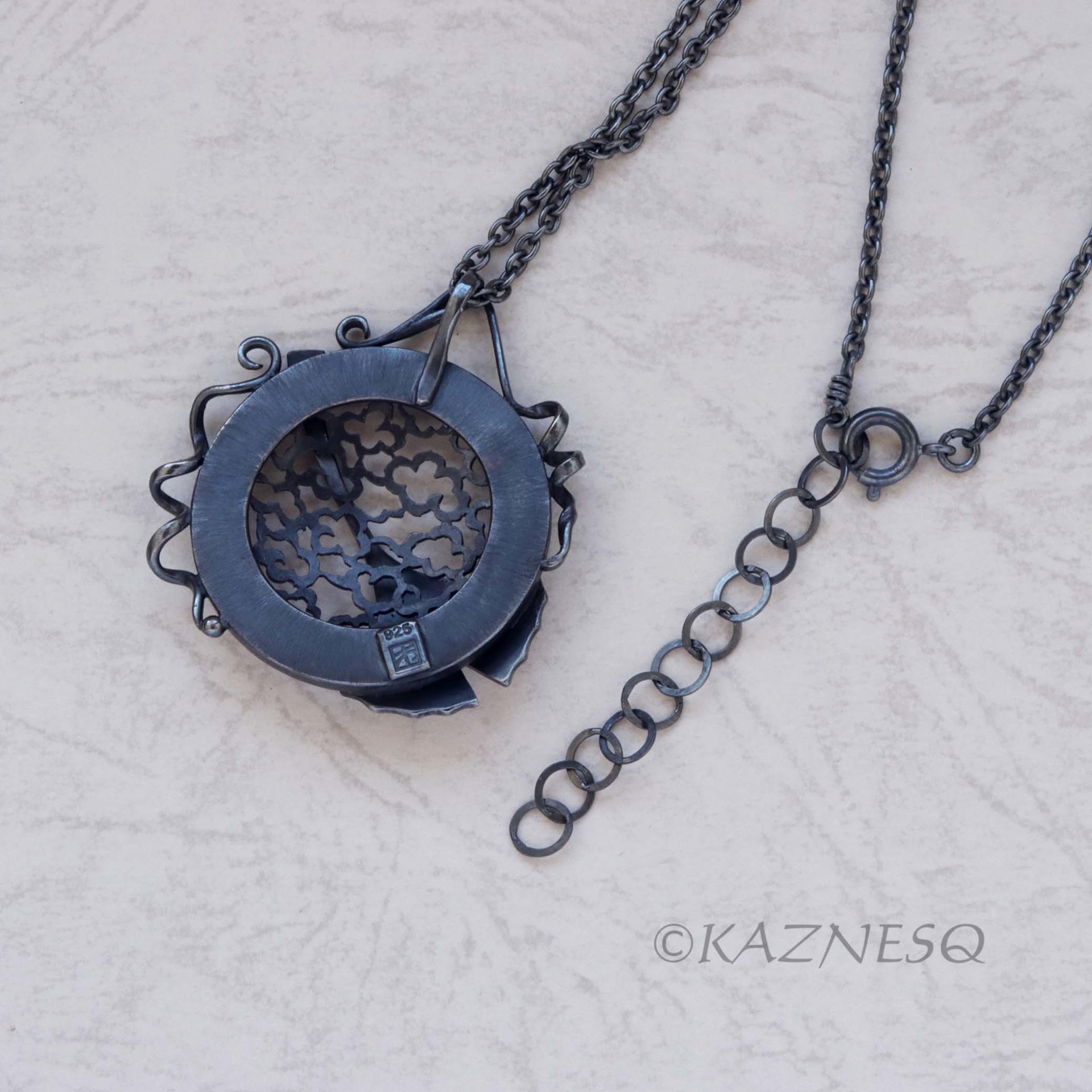 (C) KAZNESQ: Art Deco style Circle Frame and Openwork Ginkgo Pendant Necklace