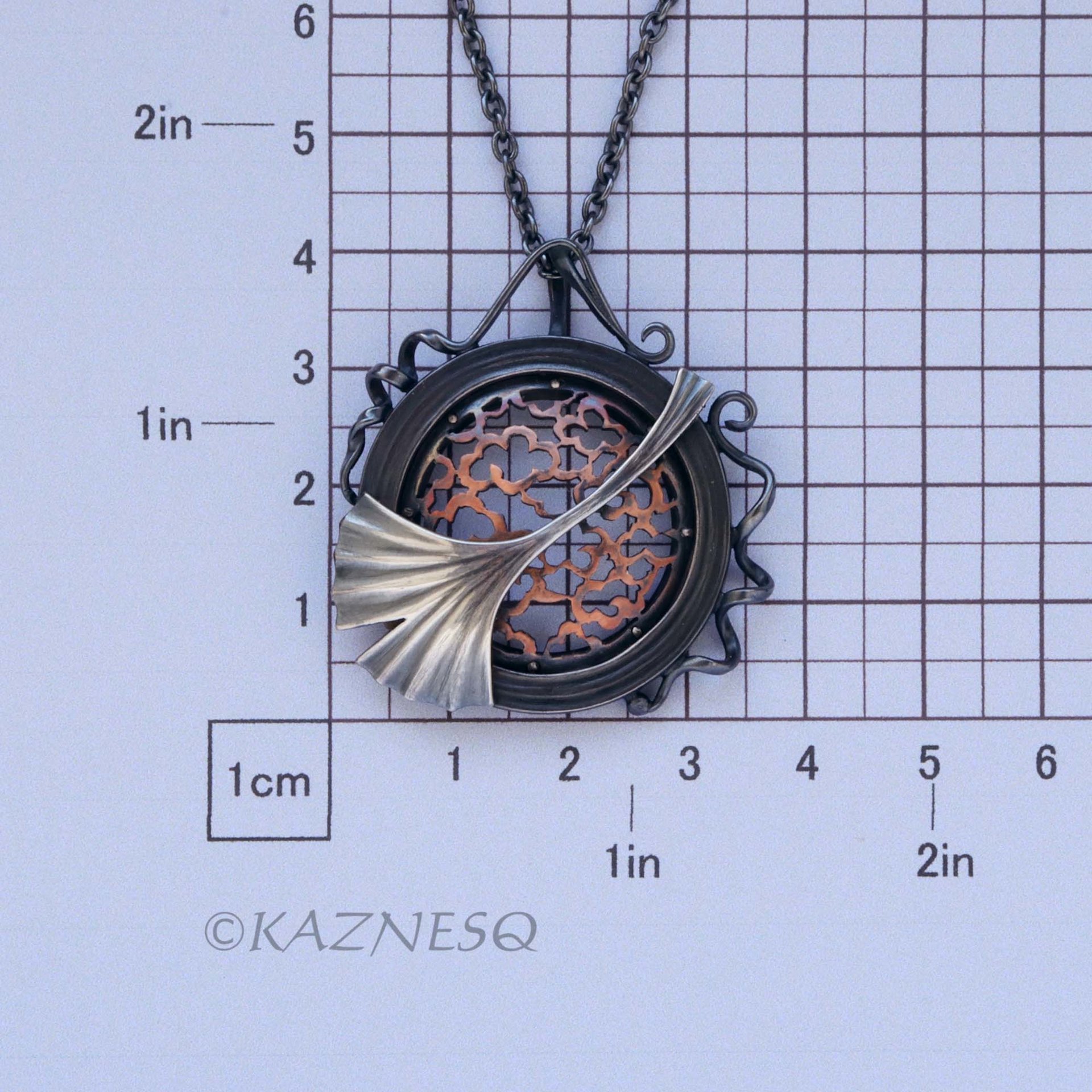 (C) KAZNESQ: Art Deco style Circle Frame and Openwork Ginkgo Pendant Necklace
