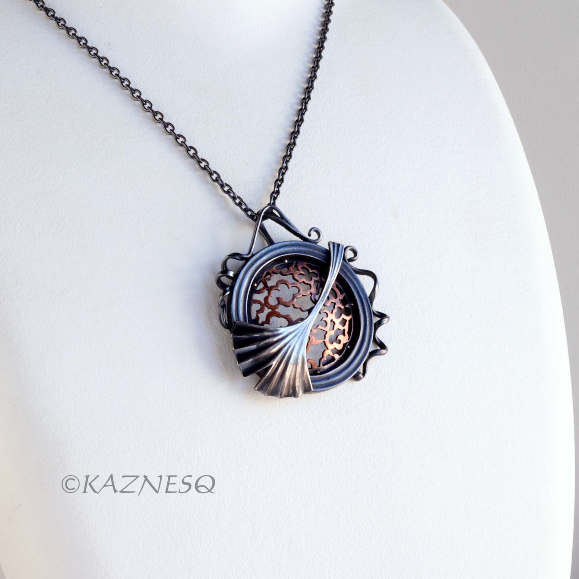 (C) KAZNESQ: Art Deco style Circle Frame and Openwork Ginkgo Pendant Necklace