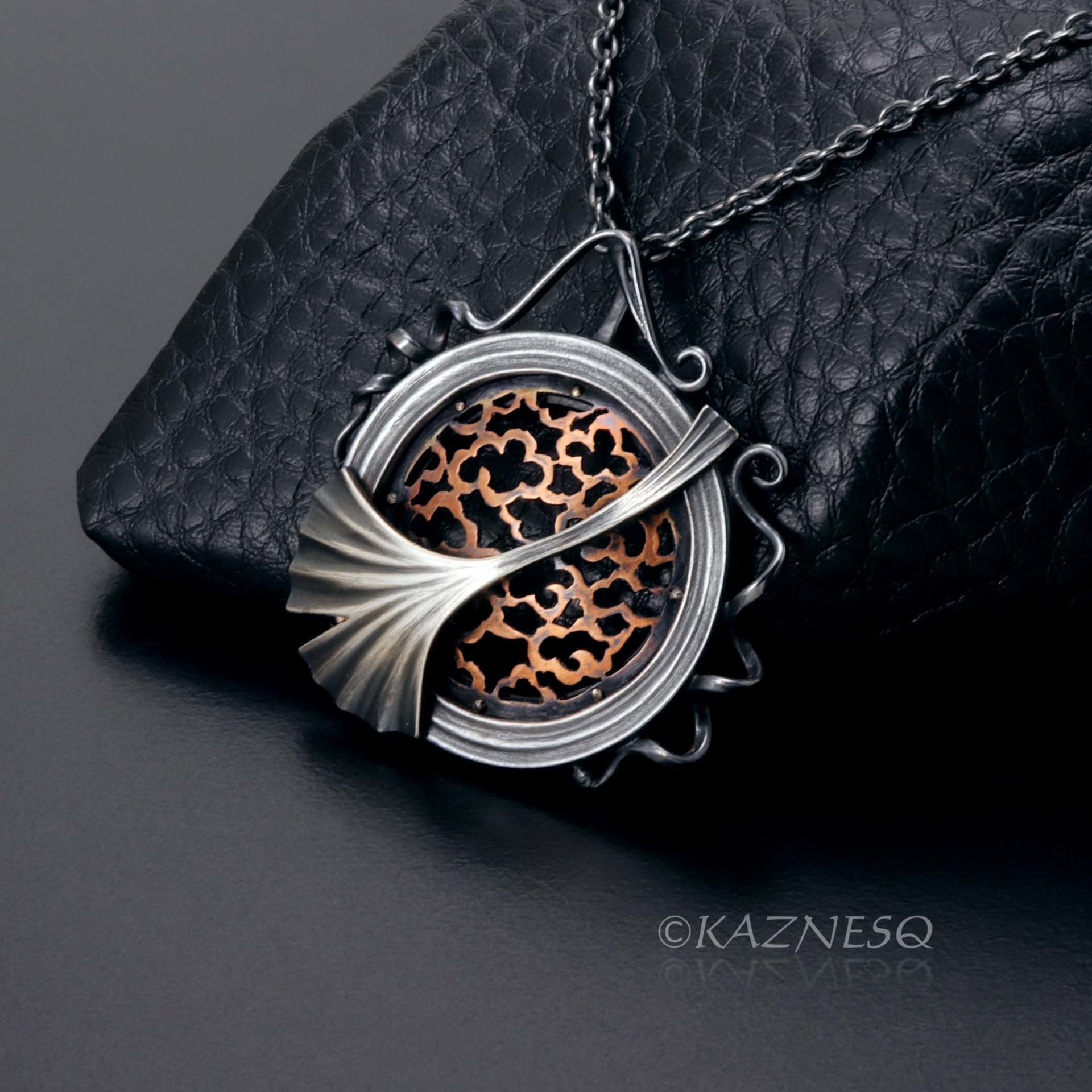 (C) KAZNESQ: Art Deco style Circle Frame and Openwork Ginkgo Pendant Necklace