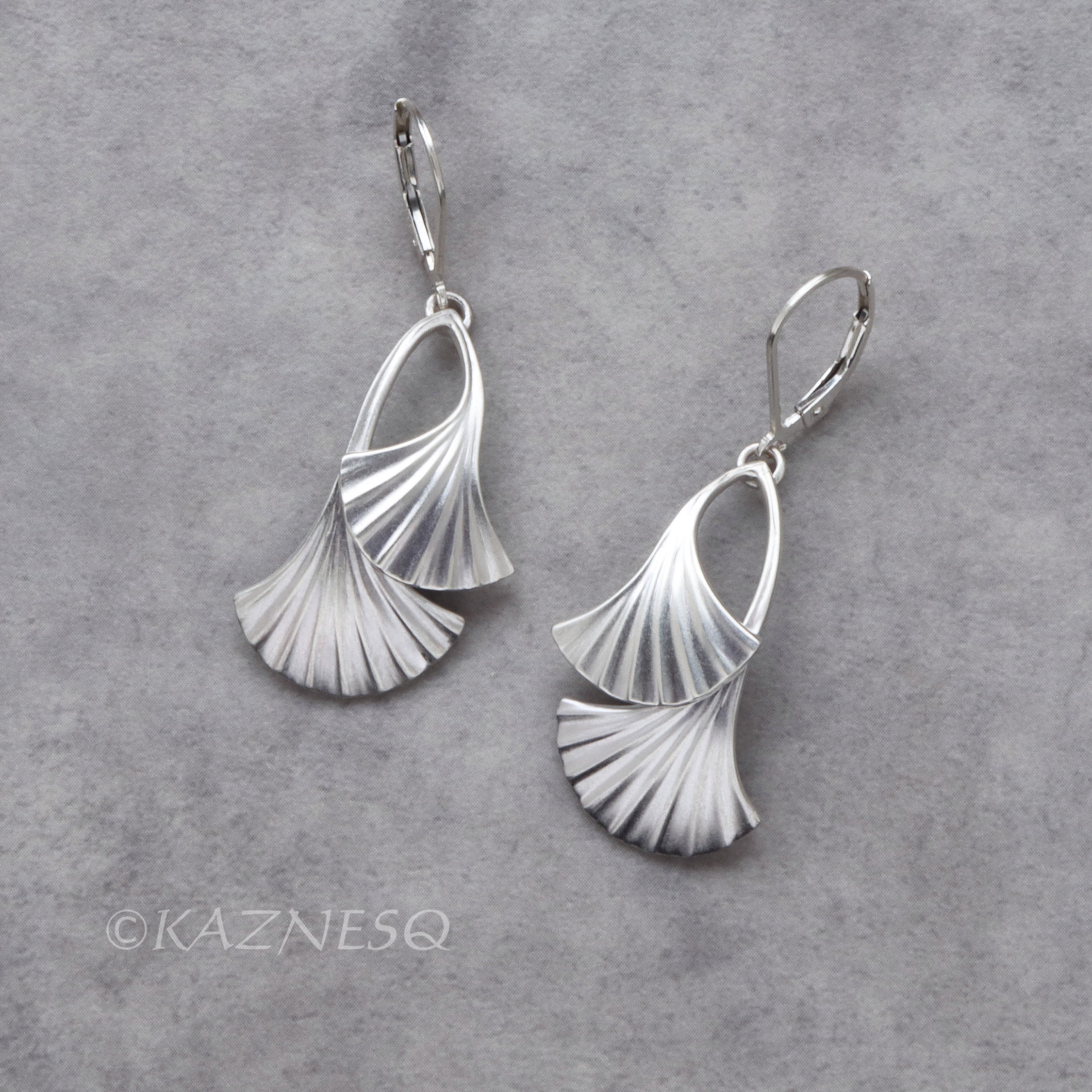 (C) KAZNESQ: Ginkgo motif matte finished silver earrings with filed veins