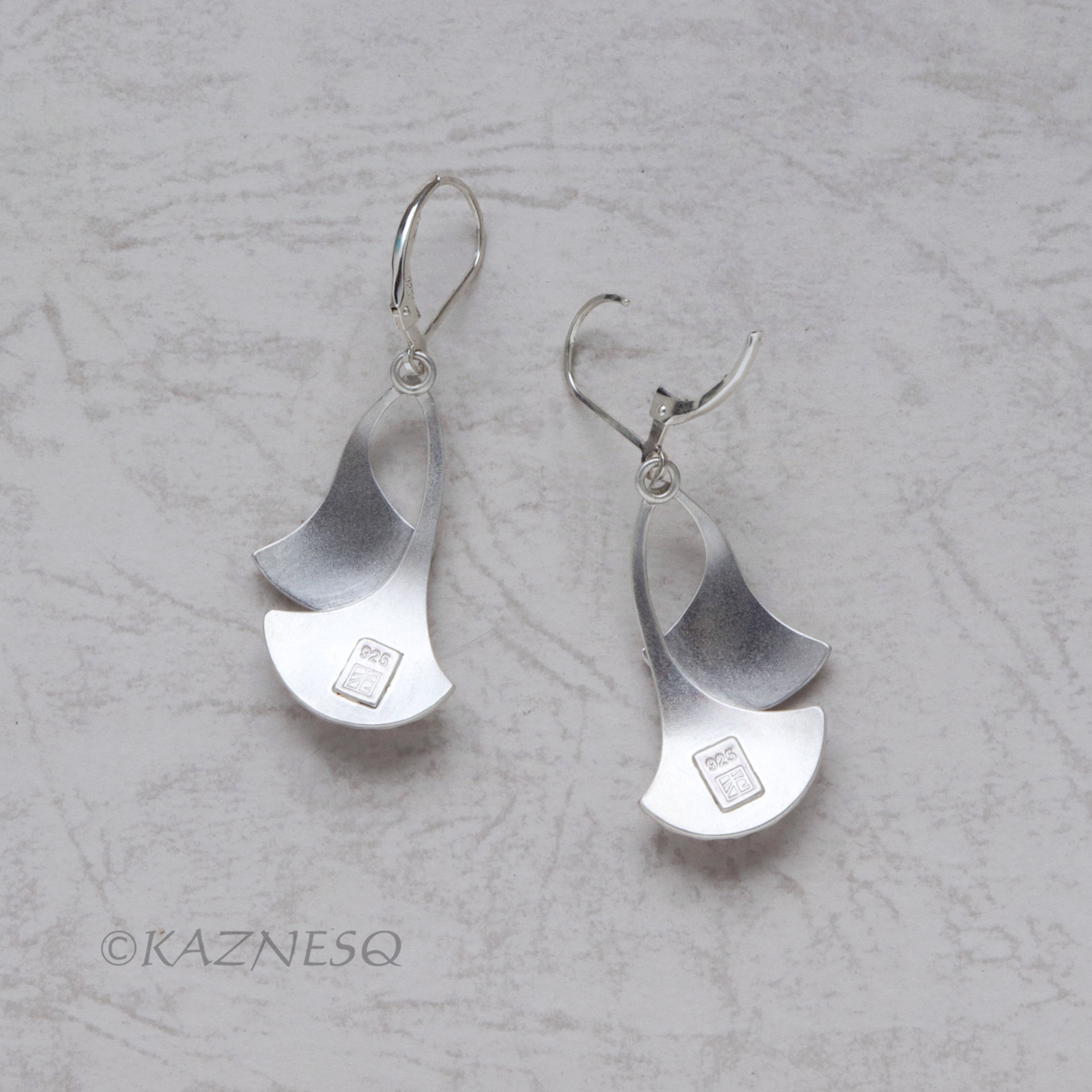 (C) KAZNESQ: Ginkgo motif matte finished silver earrings with filed veins