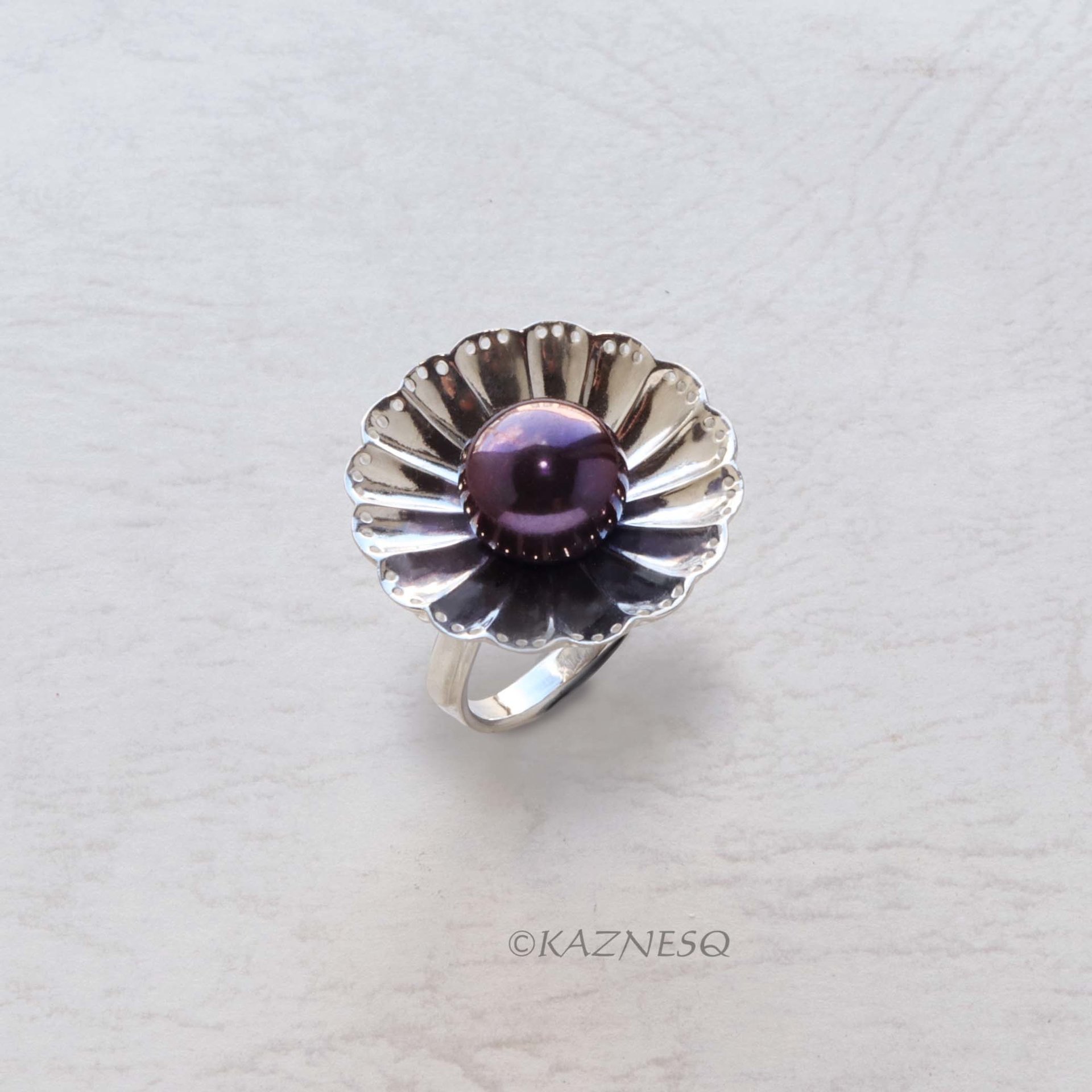 Watch the Light Dance on Your Finger! Freshwater Pearl Silver Ring with Flower Motif