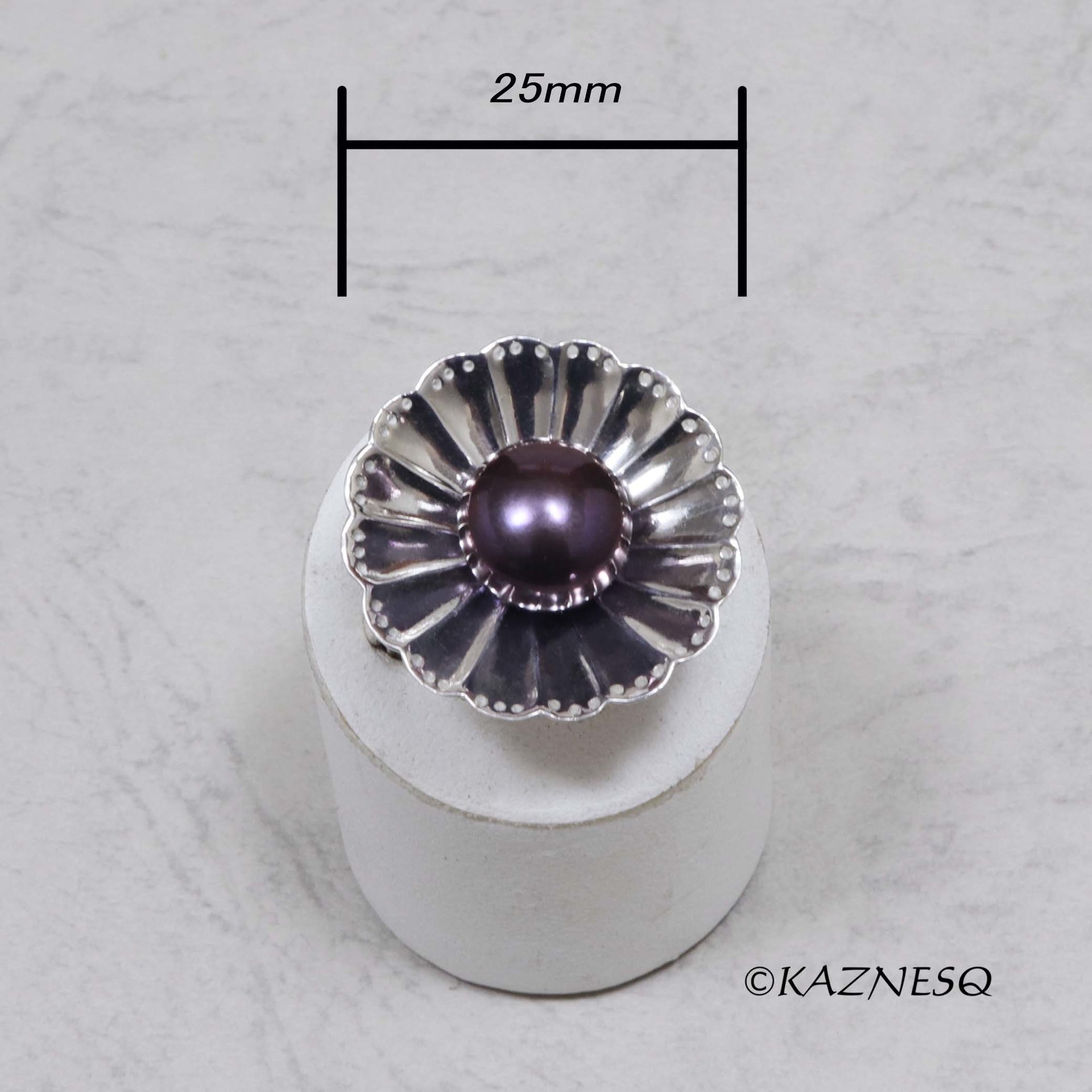 Watch the Light Dance on Your Finger! Freshwater Pearl Silver Ring with Flower Motif