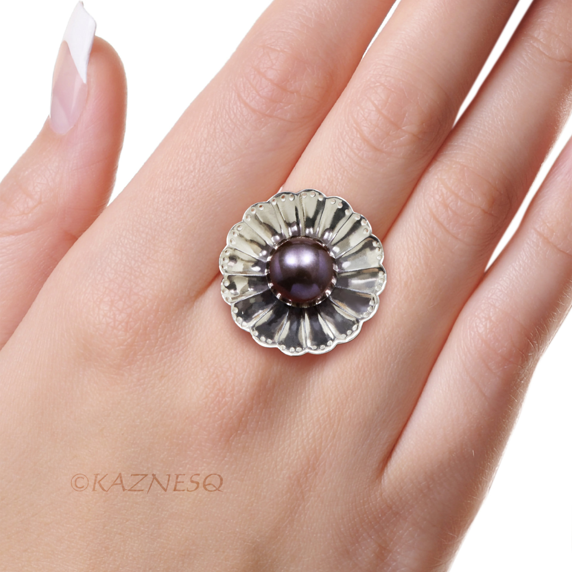 Watch the Light Dance on Your Finger! Freshwater Pearl Silver Ring with Flower Motif
