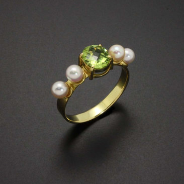 Peridot and pearls 18K gold ring