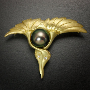 18K gold brooch of two crane motif with a black pearl