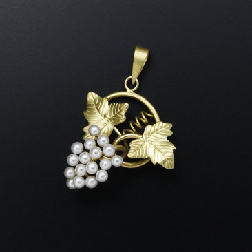 Yellow gold grape motif pendant with freshwater pearls