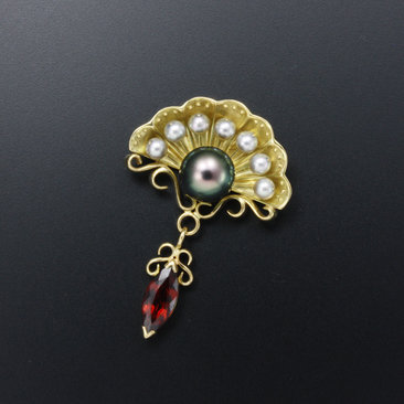 18K gold pendant, black pearl and akoya pendant, scallop motif pendant