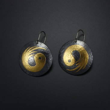 Keum Boo oxidized silver round earrings, Yin-Yang motif