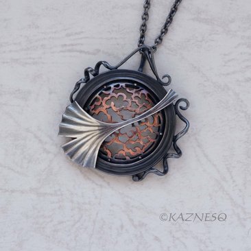 (C) KAZNESQ: Art Deco style Circle Frame and Openwork Ginkgo Pendant Necklace