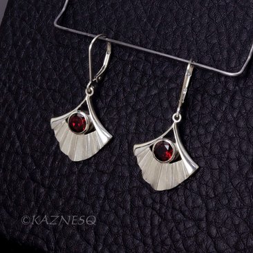 (C) KAZNESQ: Fan motif Garnet Silver Lever Back Earrings