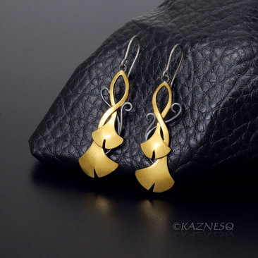 (C) KAZNESQ: Ginkgo earrings of Fine gold foil and oxidized silver