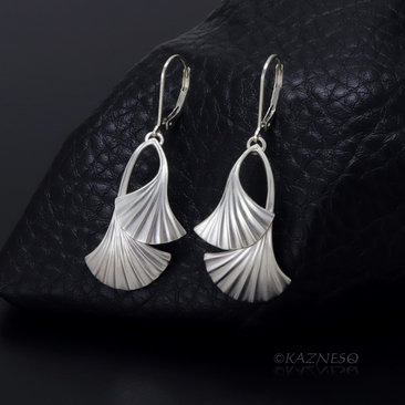 (C) KAZNESQ: Ginkgo motif matte finished silver earrings with filed veins